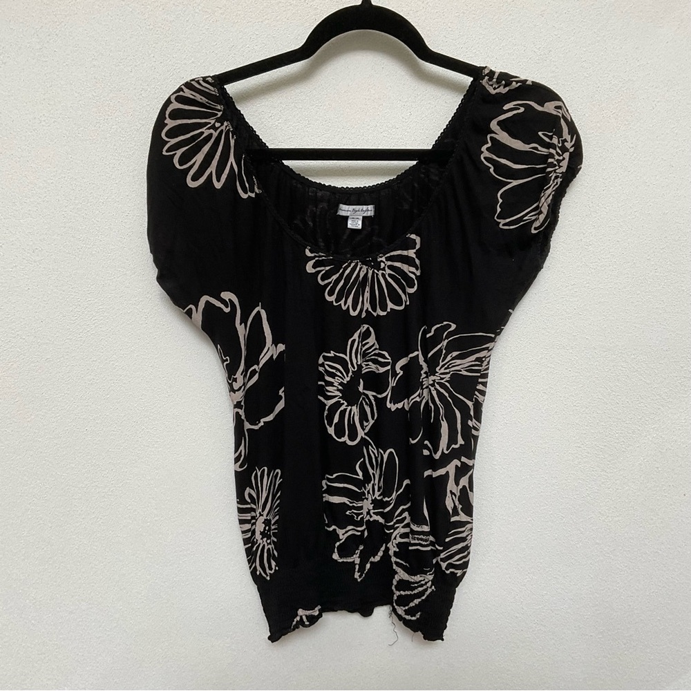 American Eagle Outfitters Black, Tan Floral Smocked Bottom Top Size Medium